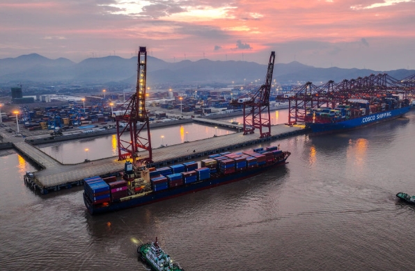 寧波貨代公司如同一座堅(jiān)實(shí)的橋梁，連接著世界各地的貿(mào)易往來(lái)