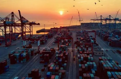 國際經(jīng)濟不確定下為何企業(yè)巨頭有競爭力？青島國際物流帶您分析