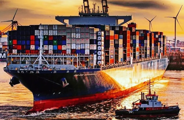 世界經(jīng)濟(jì)互聯(lián)互通的背景下，青島港如何應(yīng)對挑戰(zhàn)，不斷發(fā)展壯大？